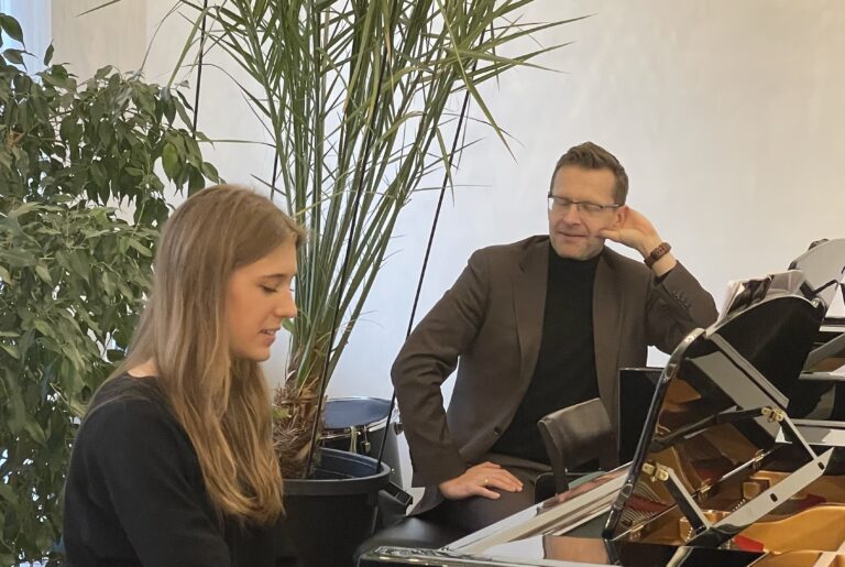 Fotorelacja z&nbsp;warsztatów pianistycznych z&nbsp;dr&nbsp;hab. Piotrem Banasikiem, prof.&nbsp;AM